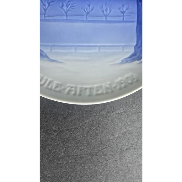 Vintage Bing & Grondahl Christmas Plate Jule Aften 1904 B&G 357 Porcelain Blue - Picture 3 of 5